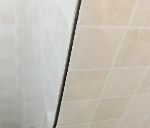 牡丹江瓷砖空鼓维修公司分享阳台瓷砖脱落的修复过程可以分为以下几个步骤
