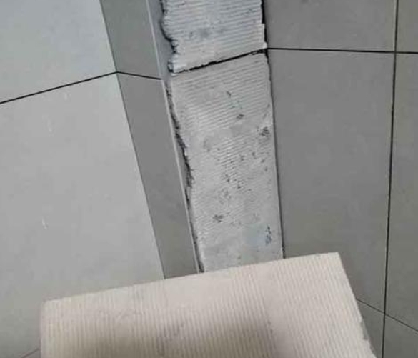 牡丹江瓷砖空鼓维修公司分享下厨房瓷砖脱落的补救措施。